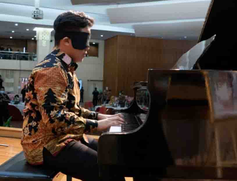 Memainkan Lagu Terbanyak di Piano dengan Mata Tertutup